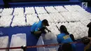 Penampakan barang bukti sabu seberat 1,037 ton di Gedung BNN, Jakarta, Selasa (20/2). Dalam penangkapan ini petugas berhasil menangkap empat tersangka asal Taiwan. (Liputan6.com/Arya Manggala)
