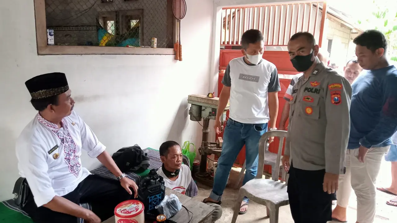 Pelaku ML (kaos putih tengah) diamankan polisi setelah kepergok warga mencuri speda motor. (Istimewa)