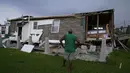Randy Manuel mengamati rumah miliknya dan sang ibu yang hancur setelah setelah Badai Ida di Dulac, Louisiana, Sabtu (4/9/2021). Ida menerjang pesisir Louisiana pada Minggu, 30 Agustus 2021, sebagai badai Kategori 4, terkuat kelima yang melanda Amerika. (AP Photo/John Locher)