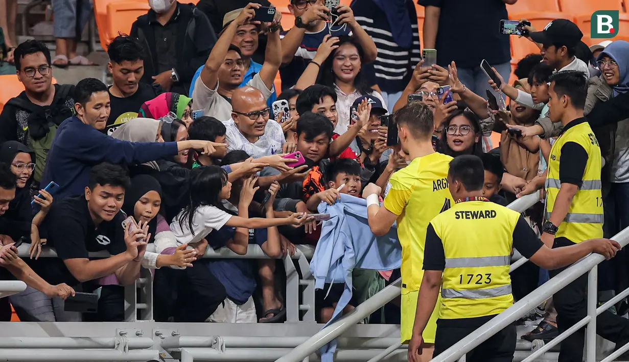 Kiper Timnas Prancis U-17, Paul Argney menandatangani jersey yang dibawa oleh penonton setelah mengalahkan Timnas Amerika Serikat U-17 dengan skor 3-0 pada laga Grup E Piala Dunia U-17 2023 di Jakarta International Stadium, Jakarta, Sabtu (18/11/2023). (Bola.com/Bagaskara Lazuardi)