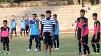 Sebelum kembali melatih di Persiba Balikpapan, Eduard Tjong melatih SSB dulu. Persiba Balikpapan bersiap jelang Piala Gubernur Kaltim dan menginginkan pemain seperti Evan Dimas masuk skuat mereka. (Bola.com/Romi Syahputra)