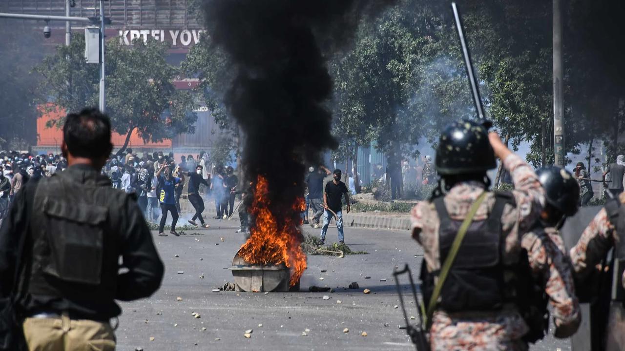 FOTO: Sembilan Tewas dalam Bentrokan Protes Pembunuhan Khamenei di Karachi