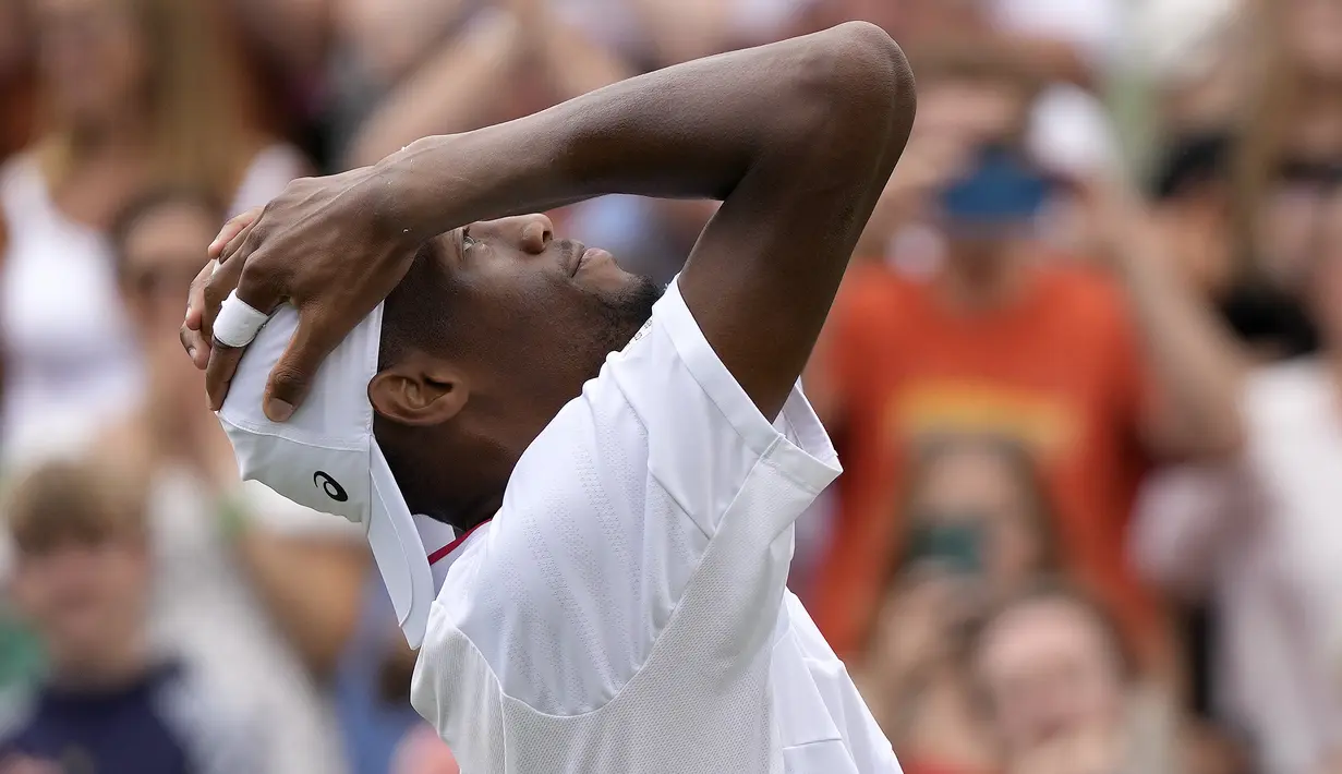 Petenis AS, Christopher Eubanks merayakan setelah mengalahkan Stefanos Tsitsipas dari Yunani dalam pertandingan tunggal putra pada hari kedelapan kejuaraan tenis Wimbledon di London, Senin, 10 Juli 2023. (AP Photo/Alastair Grant)