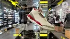 Sebuah sepatu Nike Jordan dipajang di JD Sports Lippo Mall Puri, Jakarta (3/03/2022). Menempati area seluas 630 m2 JD sports menghadirkan sepatu sneakers favorit dan sport ternama seperti Nike, Adidas, The North Face, Vans, Puma, Mckenzie, Pink Soda, Puma dan merek lainya.(Liputan6.com/Fery Pradolo)