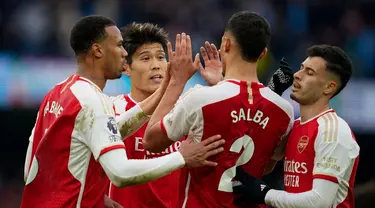 Pemain Arsenal melakukan selebrasi pada akhir pertandingan sepak bola Liga Primer Inggris melawan Manchester City di Stadion Etihad, Manchester, Inggris, Minggu, 31 Maret 2024. (AP Photo/Dave Thompson)