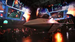 Sebuah prototipe calon jet tempur Rusia ditampilkan di MAKS-2021 International Aviation and Space Salon di Zhukovsky di luar Moskow, Rusia, Selasa (20/7/2021). Pembuatnya mengatakan prototipe ini akan melakukan penerbangan perdananya pada tahun 2023. (AP Photo/Alexander Zemlianichenko)