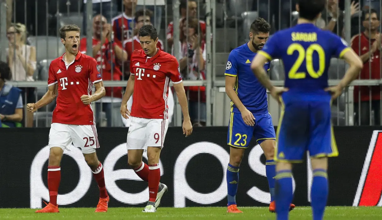 Pemain Bayern Munchen, Thomas Mueller (kiri) dan Robert Lewandowski, merayakan gol saat melawan FK Rostov pada laga grup D Liga Champions di Allianz Arena, Munich, Jerman, (14/9/2016) dini hari WIB. (AP Photo/Matthias Schrader)