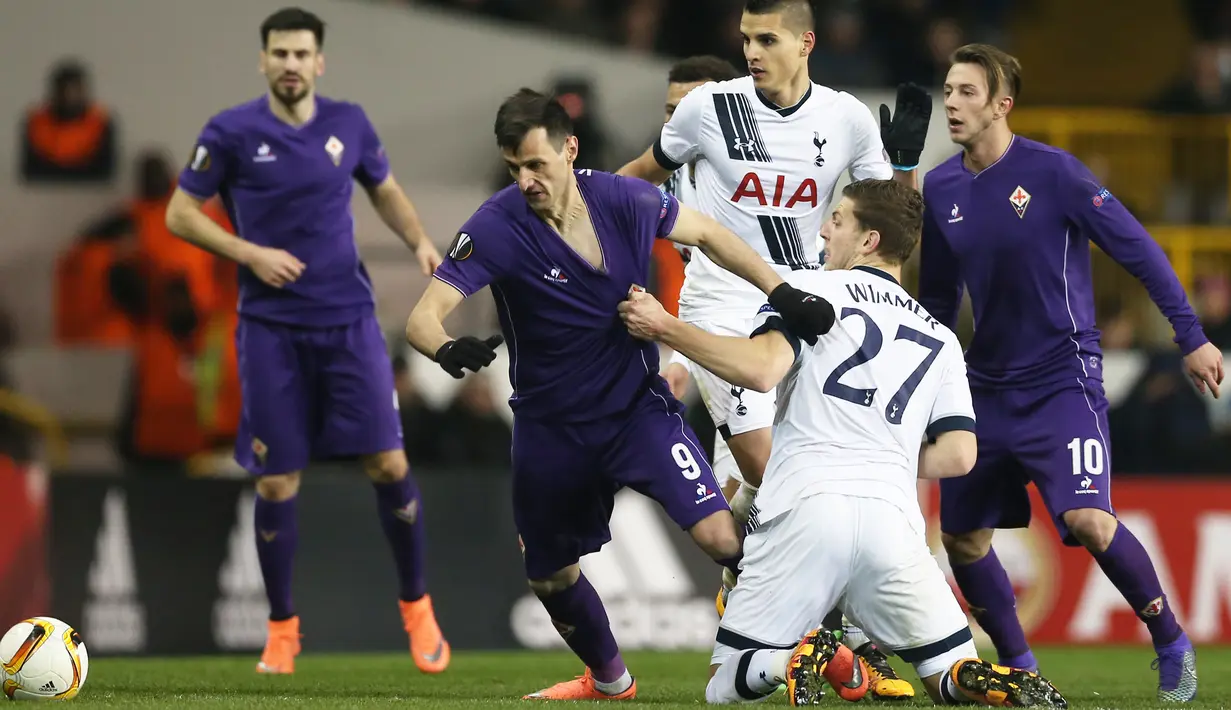 Nikola Kalinic berusaha merebut bola dari kawalan gelandang Tottenham, Erik Lamela di leg kedua babak 32 besar Liga Europa di White Hart Lane, London, Inggris (26/2). Tottenham menang atas Fiorentina dengan skor 3-0. (Reuters/Matius Childs)
