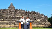 Presiden Prancis Emmanuel Macron dan Presiden Prabowo Subianto di Candi Borobudur, Magelang, Jawa Tengah, Kamis (29/5/2025). (Liputan6.com/Lizsa Egeham).