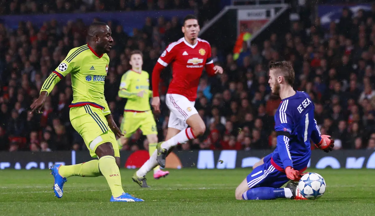 Kiper MU, David De Gea berusaha menyelamatkan gawangnya dari kebobolan pada laga Liga Champions melawan CSKA Moskow. (Reuters/Jason Cairnduff)