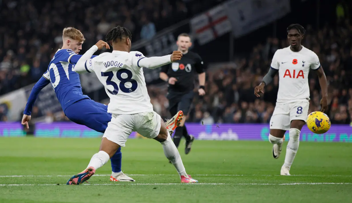 Namun, Chelsea bisa membalikkan kedudukan melalui Cole Palmer dan hattrick Nicolas Jackson. (AP Photo/David Cliff)