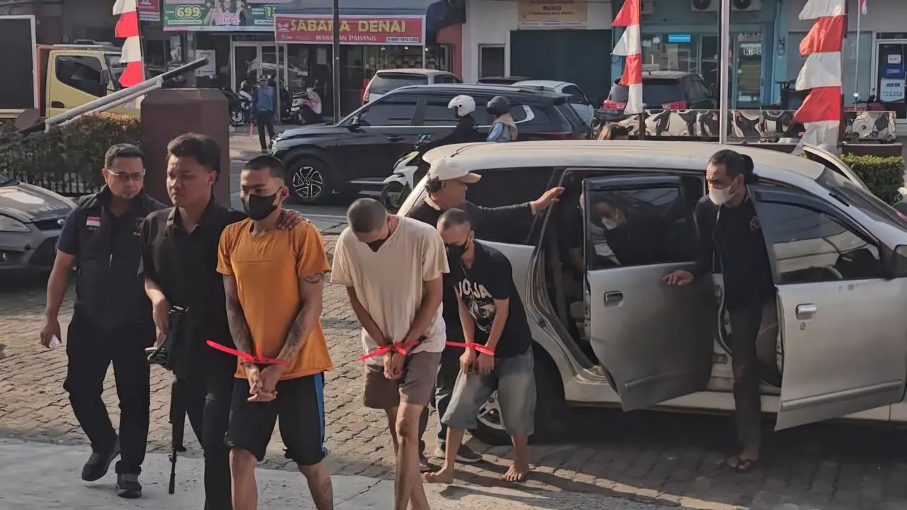 Para tersangka curanmor diamankan Polsek Pancoran Mas, Depok.