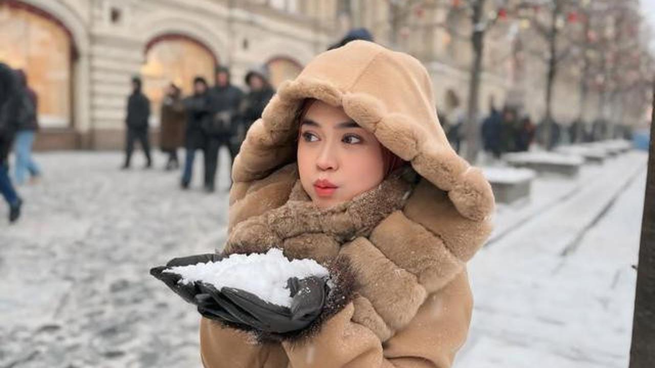 6 Gaya Ria Ricis Liburan di Moskow yang Dinginnya Sampai -25C, Tetap Tampil Modis