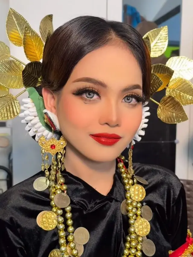 6 Potret Putri Isnari Tampil dengan Makeup Bold yang Bikin Pangling di Upacara Malam Mapacci Jelang Pernikahan