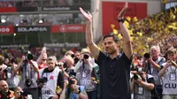 Pelatih Bayer Leverkusen, Xabi Alonso melakukan perpisahan dengan tim dan para fans setelah laga lanjutan Liga Jerman 2024/2025 melawan Borussia Dortmund di BayArena, Leverkusen, Jerman, Minggu (11/05/2025) waktu setempat. (AP Photo/DPA/Marius Becker)