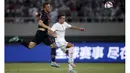 Pemain Real Madrid, Lucas Vazquez melakukan duel udara dengan pemain AC Milan, Ely Rodrigo pada laga International Champions Cup 2015 di Shanghai, China, Kamis (30/7). (Reuters Aly Song)