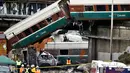 Salah satu gerbong kereta Amtrak yang path setelah kecelakaan di Interstate di DuPont, Washington, AS (18/12). Sebanyak 77 orang diangkut ke rumah sakit di kawasan Pierce dan Thurston. (AP Photo / Elaine Thompson)