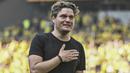 Pelatih Borussia Dortmund, Edin Terzic berjalan menghampiri para fans sambil menangis setelah berakhirnya laga menghadapi FSV Mainz pada laga pekan terakhir Liga Jerman 2022/2023 di Dortmund, Jerman (27/5/2023). Ditahan imbang FSV Mainz 2-2, Borussia Dortmund harus merelakan gelar juara Liga Jerman 2022/2023 menjadi milik Bayern Munchen. (AP Photo/Michael Probst)