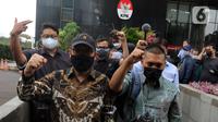 Novel Baswedan (kiri) bersama pegawai yang tidak lolos tes wawasan kebangsaan (TWK) meninggalkan Gedung KPK di Jakarta, Kamis (30/9/2021). 57 + 1 pegawai KPK yang tak lolos TWK untuk alih status ASN diberhentikan dengan hormat per 30 September 2021. (Liputan6.com/Herman Zakharia)
