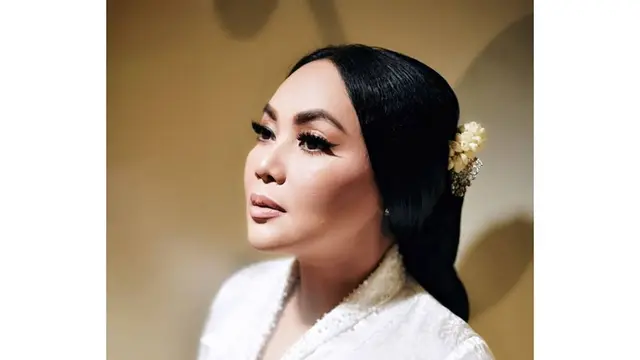 [Bintang] Kebaya Makin Kece dengan Inspirasi Dandanan Dewi Gita yang Super Flawless