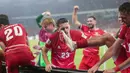 Pemain Timnas Indonesia Justin Hubner dan Elkan Baggott melompat ke arah barikade pembatas untuk menemui suporter setelah mengalahkan Thailand melalui drama adu penalti pada final FIFA ASEAN Cup 2026 di Stadion Utama Gelora Bung Karno (SUGBK), Jakarta, Senin (5/10/2026). (KLY/Budy Santoso)