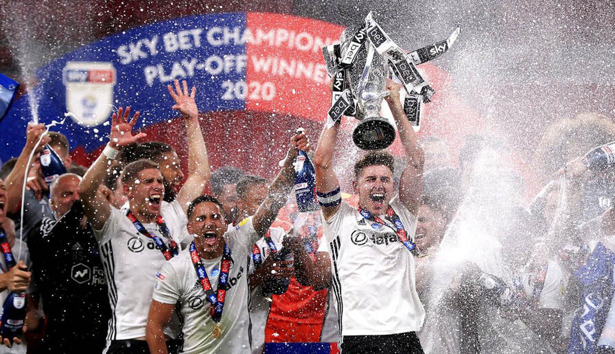 Fulham - The Whites berhasil mengamankan satu tiket ke Premier League setelah menaklukkan Brentford 2-1 pada final play-off Divisi Championship. Kemenangan tersebut membawa Fulham menyusul Leeds United dan West Bromwich Albion kembali ke Premier League. (Mike Egerton/PA via AP)