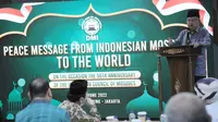 Ketua Umum DMI, Jusuf Kalla atau JK memberikan pidato dalam pertemuan dengan kepala perwakilan duta besar negara-negara muslim. (Liputan6.com/Muhammad Radityo Priyasmoro)