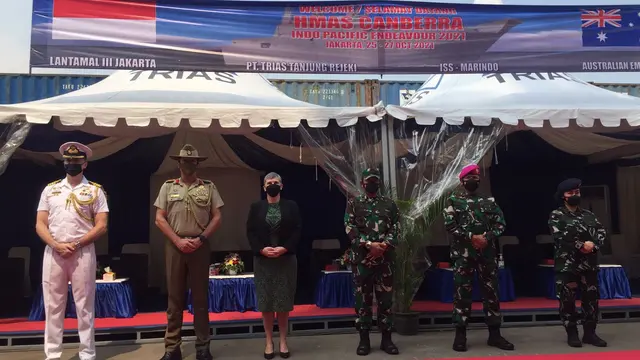 Duta Besar Australia Penny Williams bersama Komandan Lantamal III Brigjen TNI Umar Farouk menyambut kehadiran HMAS Canberra di Tanjung Priok Jakarta, Senin (25/10).