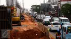 Sejumlah alat berat beroperasi menyelesaikan proyek jalan tol Bekasi-Cawang-Kampung Melayu (Becakayu) di Kalimalang, Jakarta, Sabtu (27/6). Pengerjaan proyek tersebut dikebut untuk mengantisipasi kemacetan ketika musim mudik. (Liputan6.com/Johan Tallo)