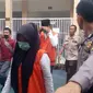 Salah satu terdakwa wanita dalam kasus video syur Vina Garut, tengah memasuki ruang sidang dalam sidang pembacaan tuntutan di Pengadilan Negeri Garut, Jawa Barat. (Liputan6.com/Jayadi Supriadin)