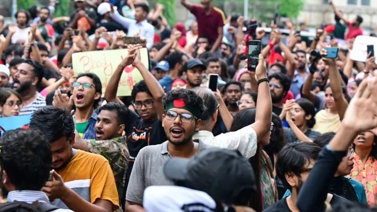 Aturan baru itu berarti peluang untuk menjadi pegawai negeri semakin menipis di tengah krisis pengangguran yang berlarut-larut.