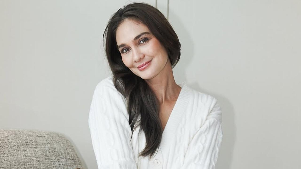 6 Gaya Rambut Panjang Bergelombang Ala Luna Maya, Look Simpel Tapi Classy Abis
