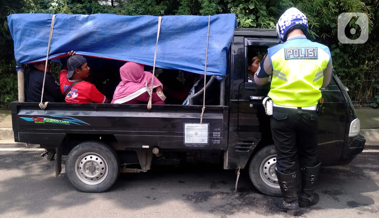 Polisi memeriksa surat kendaraan saat razia di kawasan BSD, Tangerang Selatan, Banten, Kamis (23/1/2020). Polres Tangerang Selatan menggelar razia untuk meningkatkan tertib berlalu lintas, disiplin kendaraan, dan mempersempit gerak pelaku kejahatan jalanan. (merdeka.com/Arie Basuki)