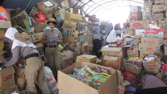 Tumpukan bantuan berupa bahan makanan dari berbagai pihak yang terdapat di Posko induk Kantor Bupati Jayapura. (Liputan6.com/Katharina Janur)