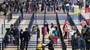 Penumpang melakukan check-in di Bandara Internasional Jorge Chavez di Callao, Peru, Senin (5/10/2020). Bandara terbesar Peru pada Senin, 5 Oktober, membuka kembali penerbangan penumpang internasional yang dihentikan selama lebih dari enam bulan di tengah pandemi COVID-19. (AP Photo/Martin Mejia)