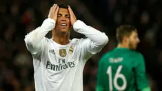 Ekspresi kekecewaan Cristiano Ronaldo setelah gagal memanfaatkan peluang di depan gawang PSG di lanjutan Grup A Liga Champions di Stadion Parc des Princes, Paris, Prancis, Kamis (22/10/2015) dini hari WIB. (EPA/Yoan Valat)