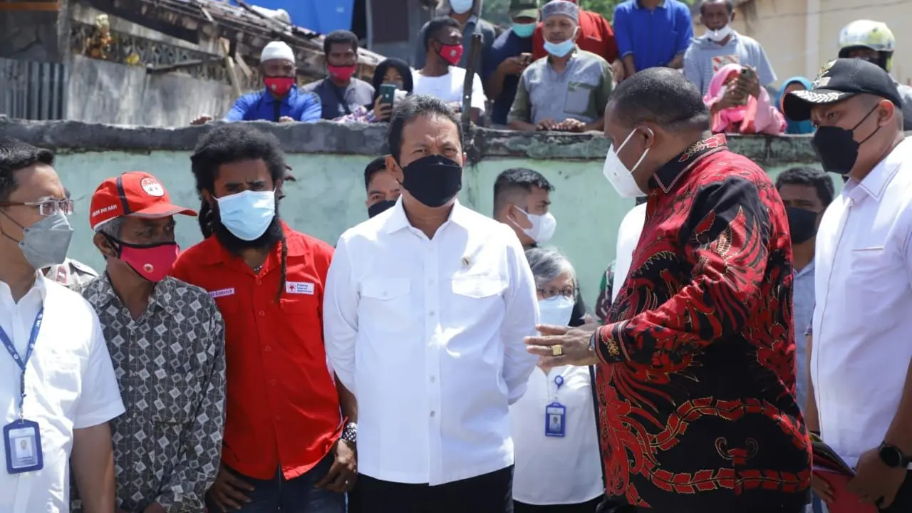 Menteri Kelautan dan Perikanan Sakti Wahyu Trenggono meninjau lokasi pengungsian nelayan yang terdampak kebakaran di permukiman perumahan Kompleks Borobudur Manokwari, Kamis (14/10/2021). (Dok KKP)