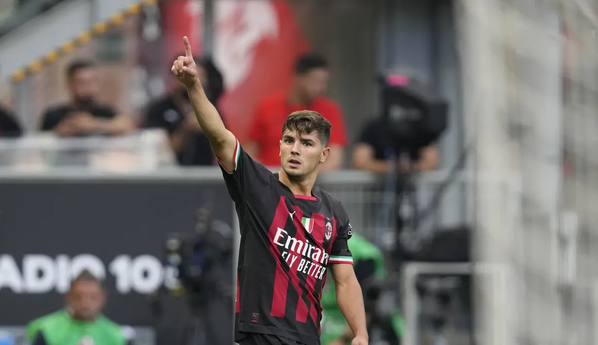 Gelandang AC Milan, Brahim Diaz berselebrasi usai mencetak gol ke gawang Udinese pada pertandingan Liga Serie A Italia di stadion San Siro, di Milan, Italia, Sabtu (13/8/2022). AC Milan menang atas Udinese 4-2. (AP Photo/Antonio Calanni)