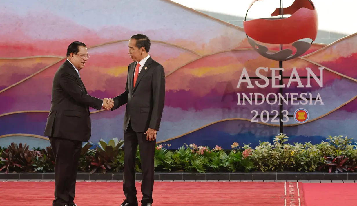 Presiden Indonesia Joko Widodo atau Jokowi (kanan)  menyambut menyapa Perdana Menteri Kamboja Hun Sen dalam Konferensi Tingkat Tinggi (KTT) Ke-42 ASEAN di Labuan Bajo, Nusa Tenggara Timur, Rabu (10/5/2023). (Willy Kurniawan/Pool Photo via AP)