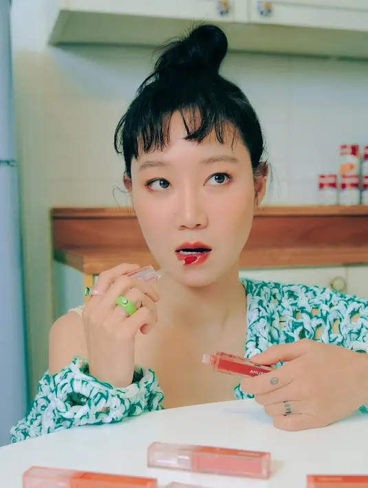 Biasanya tinted lip banyak digunakan oleh remaja untuk tampilan yang lebih segar dan natural. Gong Hyo Jin tidak ragu mengaplikasikan lip tint sebagai makeup sehari-hari untuk tampil lebih fresh di usia 41 tahun.