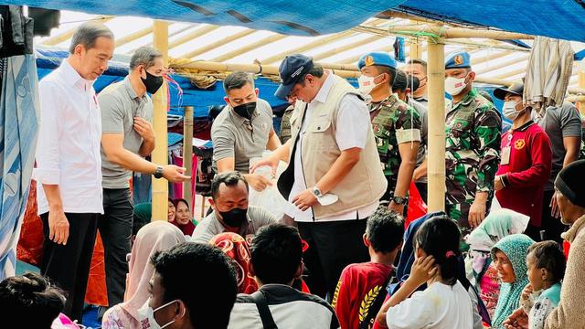 Menteri Koordinator Bidang Perekonomian Airlangga Hartarto mendamping Presiden Joko Widodo (Jokowi) ke wilayah terdampak gempa Cianjur, Jawa Barat, pada Senin (5/12/202). (Dok Kemenko Perekonomian)