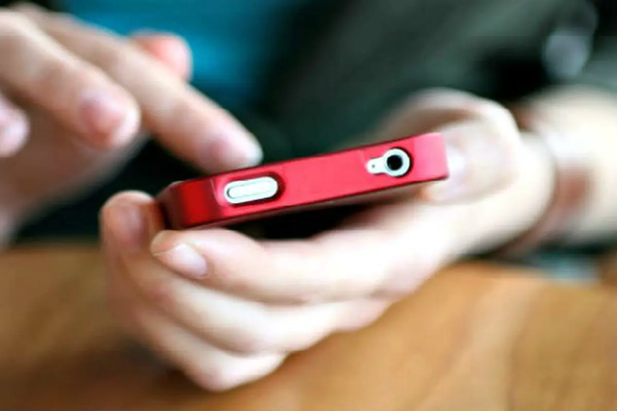 Ilustrasi penggunaan smartphone. (sumber foto: Pinterest)