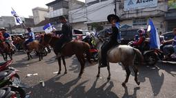 Suporter Persib berkuda bersama pengendara motor dan mobil mengiringi Pawai Persib Juara di jalanan kota Bandung, Minggu (25/10/2015). (Bola.com/Nicklas Hanoatubun)