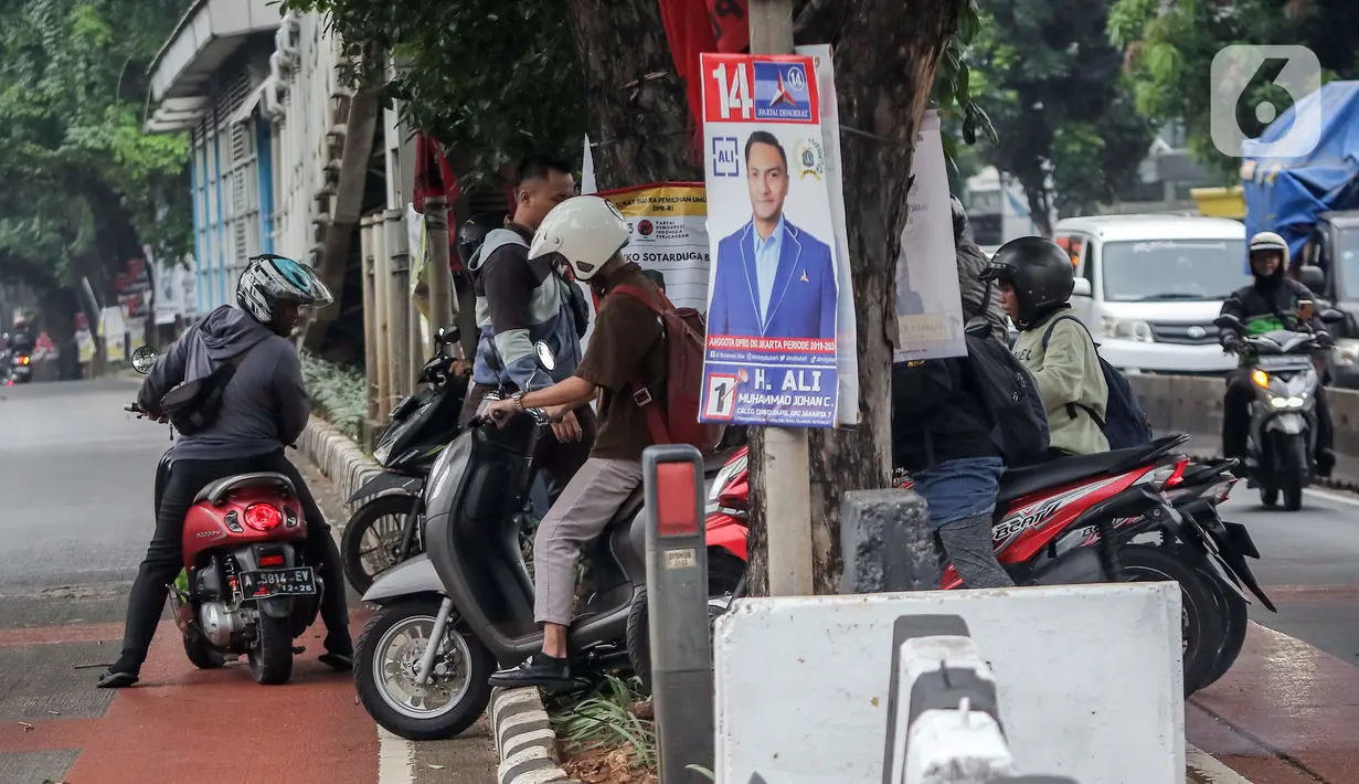 Sejumlah pengendara sepeda motor menerobos pembatas jalan saat akan memutar arah di Alteri Pondok Indah, Jakarta, Rabu (10/1/2024). (Liputan6.com/Angga Yuniar)