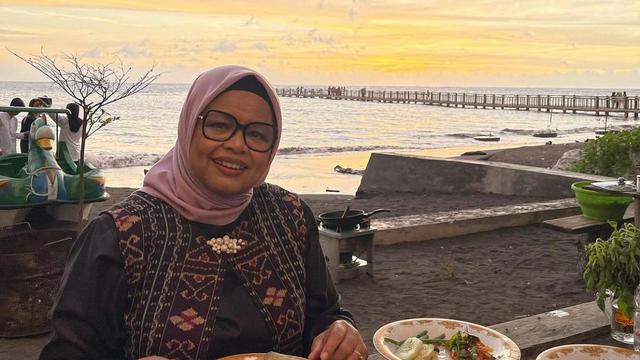 Calon ibu negara, Fety Farhati mengenakan vest panjang bersama inner hitam dan kerudung warna netral.