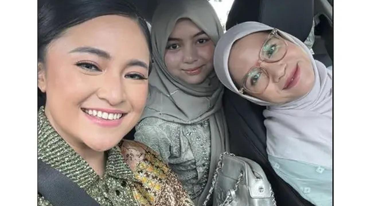 6 Potret Marshanda Dampingi Sienna Wisuda Kelulusan SD, Outfitnya Memukau
