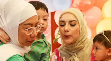 Dalam suka cita yang mendalam, Irish Bella bersyukur atas kelancaran acara syukuran untuk Amala. Ia dikelilingi keluarga terdekat seperti sang ibu hingga sahabat. Momen syukuran ini sekaligus menjadi perayaan ulang tahun Amala Puti Sabai Akbar yang pertama. (Liputan6.com/IG/_irishbella_)