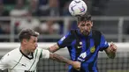 Penyerang  Sassuolo, Andrea Pinamonti melompat untuk melakukan sundulan dengan bek Inter Milan Francesco Acerbi dalam laga pekan ke-6 Serie A 2023/2024 di Giuseppe Meazza, Kamis (28/9/2023) dini hari WIB. (AP Photo/Antonio Calanni)