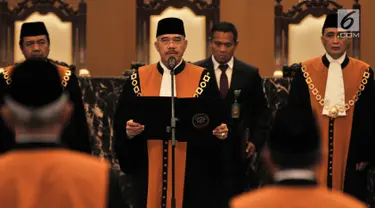 Ketua Mahkamah Agung M Hatta Ali (tengah) melantik Abdul Manaf dan Pri Pambudi sebagai Hakim Agung di Gedung Mahkamah Agung, Jakarta, Rabu (15/8). Abdul Manaf sebelumnya menjabat Wakil Ketua Pengadilan Tinggi Agama Surabaya. (Merdeka.com/Iqbal Nugroho)