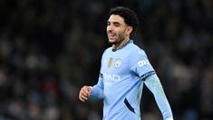 Penampilan apik Omar Marmoush Bersama Eintracht Frankfurt membuat Manchester City tertarik mendatangkanya ke Etihad Stadium. City rela menggelontorkan dana hingga 75 juta euro atau sekitar Rp 1,2 triliun demi mendapatkan tanda tangan sang pemain. Penyerang asal Mesir itu menjadi pembelian termahal The Citizens pada bursa transfer Januari tahun ini. (AFP/Oli Scarff)